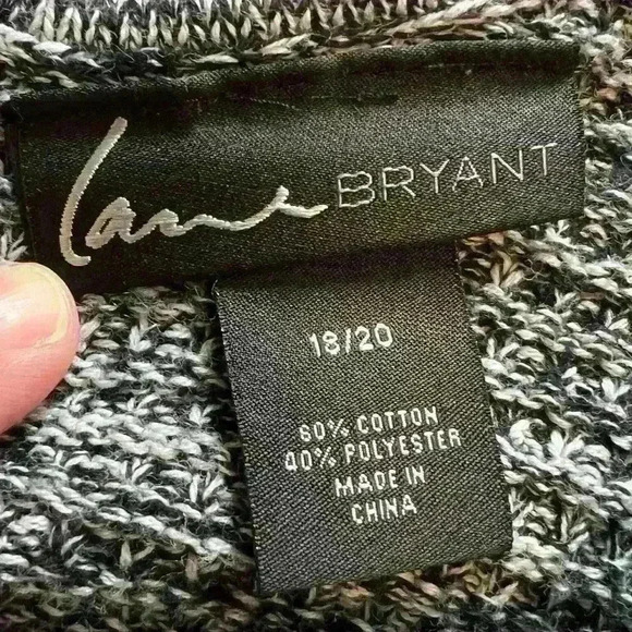 Lane Bryant Women’s Size 18/20 Crew neck sweater . Cute button design on back - Picture 4 of 10